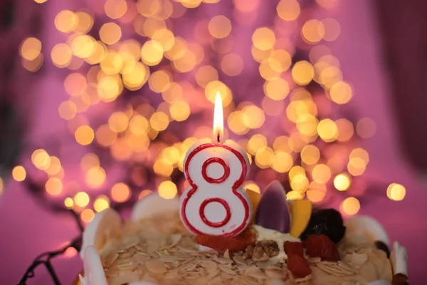 Brandende Close Kaars Een Taart Feestelijke Helder Roze Achtergrond Verjaardag — Stockfoto