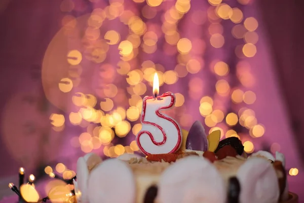 Queimando Vela Close Aniversário Fundo Rosa Brilhante Festivo Bolo — Fotografia de Stock