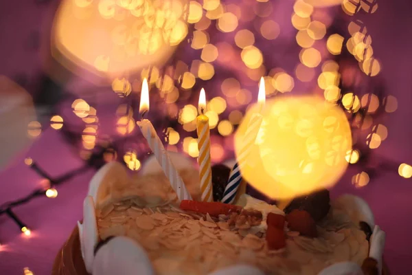Brennende Nahaufnahme Kerze Einer Torte Festlichen Leuchtend Rosa Hintergrund Geburtstag — Stockfoto