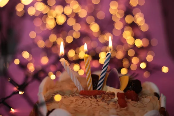 Brennende Nahaufnahme Kerze Einer Torte Festlichen Leuchtend Rosa Hintergrund Geburtstag — Stockfoto