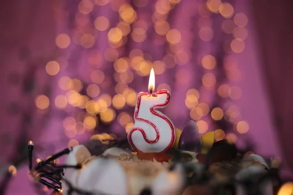Brännande Ljus Tårtan Festlig Ljus Rosa Bakgrund Födelsedag Makro Foto — Stockfoto