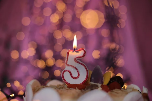 Vela Ardente Bolo Festivo Fundo Rosa Brilhante Foto Macro Aniversário — Fotografia de Stock