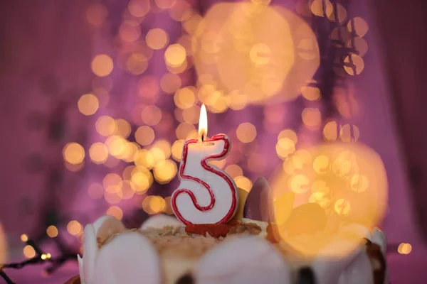 Candela Ardente Nella Torta Festiva Rosa Brillante Sfondo Compleanno Macro — Foto Stock