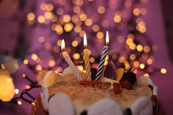 Brennende Kerze Der Torte Festlich Hell Rosa Hintergrund Geburtstag Makro — Stockfoto