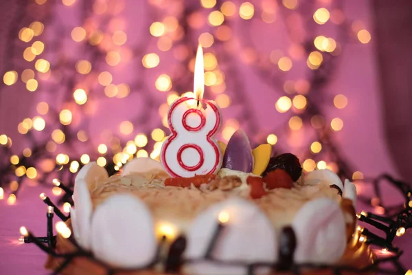 点着蜡烛在蛋糕上欢庆明亮的粉色背景生日大照 — 图库照片