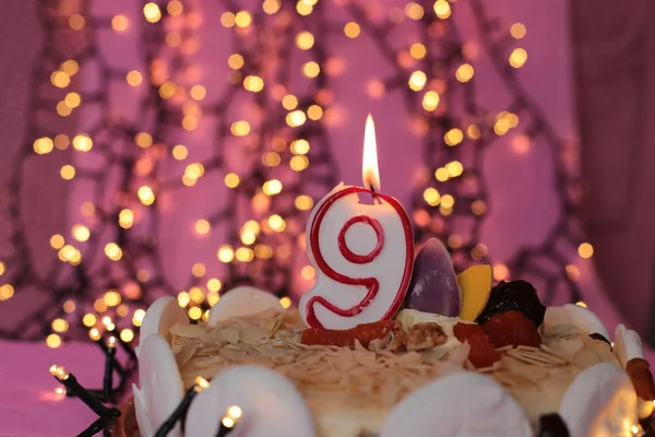 Καίγοντας Κερί Στην Τούρτα Εορταστική Φωτεινό Ροζ Φόντο Μακροφωτογραφία Γενεθλίων — Φωτογραφία Αρχείου