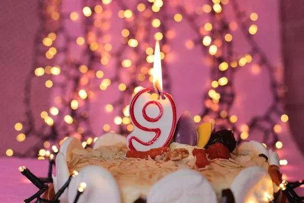 Brandende Kaars Taart Feestelijke Helder Roze Achtergrond Verjaardag Macro Foto — Stockfoto