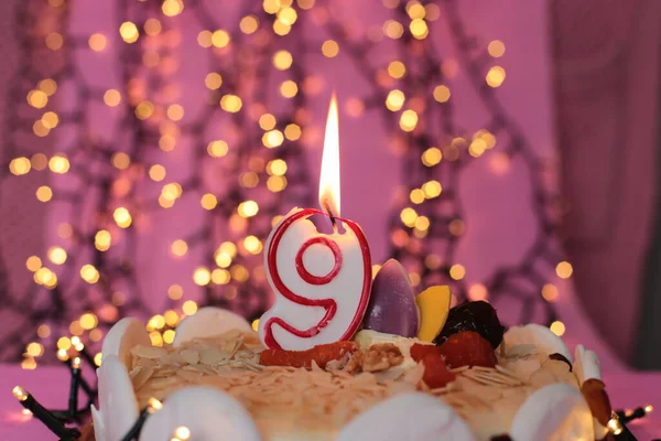 Bougie Brûlante Dans Gâteau Fête Fond Rose Vif Anniversaire Macro — Photo