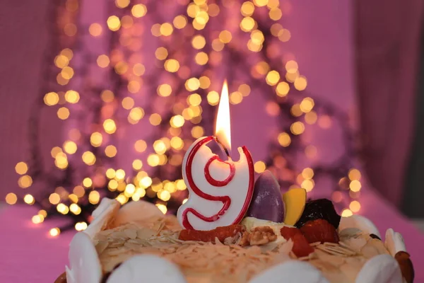 Καίγοντας Κερί Στην Τούρτα Εορταστική Φωτεινό Ροζ Φόντο Μακροφωτογραφία Γενεθλίων — Φωτογραφία Αρχείου
