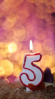 Pasta festivalinde yanan mum. Pembe arka plan. Doğum günü makro fotoğrafı.