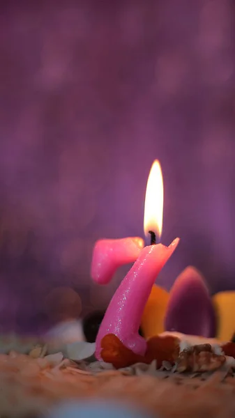 Polttaminen Kynttilä Kakku Juhlava Kirkas Vaaleanpunainen Tausta Syntymäpäivä Makro Kuva — kuvapankkivalokuva