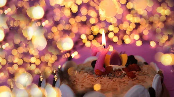Brandende Kaars Taart Feestelijke Helder Roze Achtergrond Verjaardag Macro Foto — Stockfoto