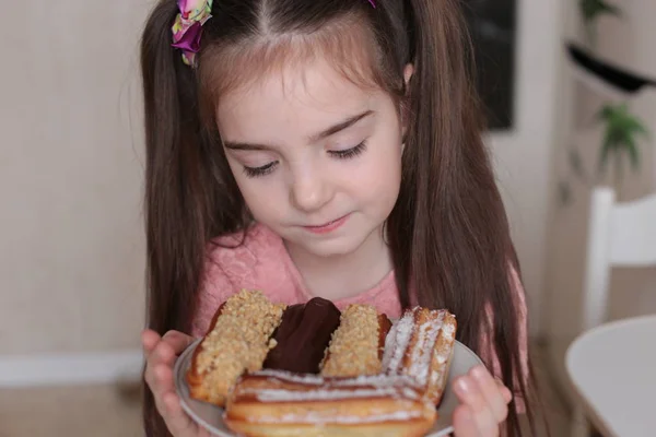 Восьмилетняя Девочка Ест Вкусный Десерт — стоковое фото