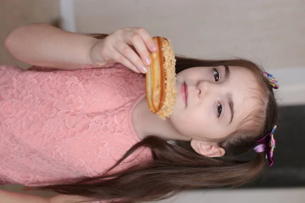 Una Chica Ocho Años Come Sabroso Postre Deliciosas Eclairs Macro — Foto de Stock