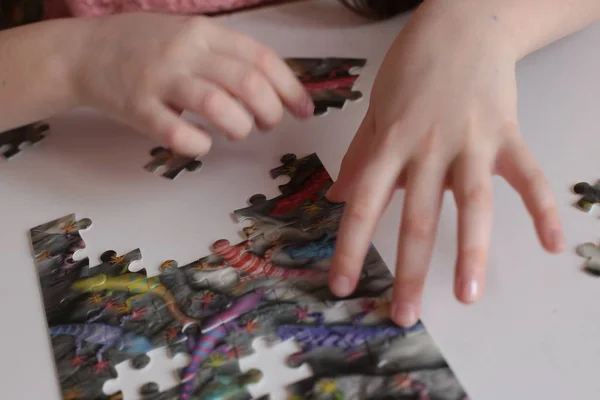 Ręce Dziecka Zbierać Puzzle Gry Dla Umysłu Szybkie Dowcipy — Zdjęcie stockowe