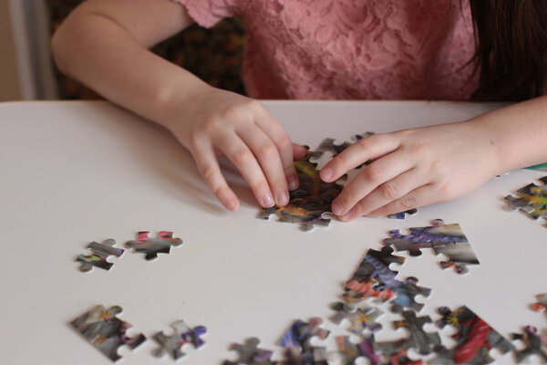 руки ребенка собирать головоломки игры для ума и быстрый ум
