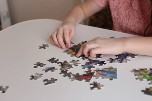 руки ребенка собирать головоломки игры для ума и быстрый ум
