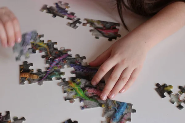 Ręce Dziecka Zbierać Puzzle Gry Dla Umysłu Szybkie Dowcipy — Zdjęcie stockowe