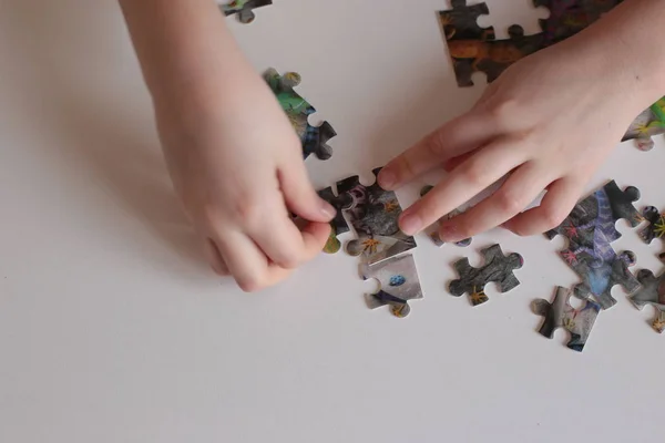 Χέρια Του Παιδιού Συλλέγουν Παζλ Παιχνίδια Για Μυαλό Και Γρήγορη — Φωτογραφία Αρχείου
