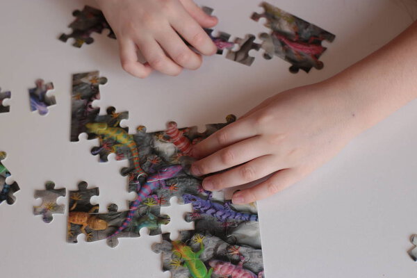 руки ребенка собирать головоломки игры для ума и быстрый ум
