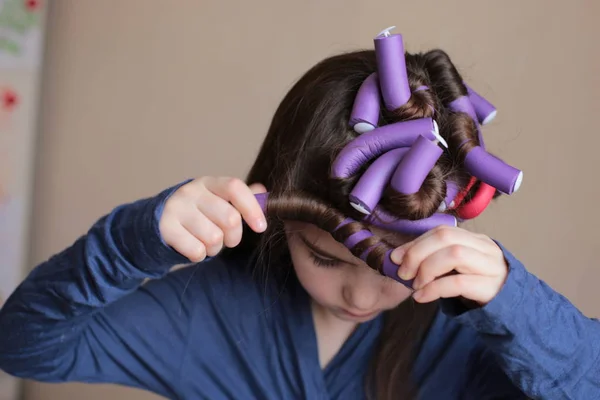 Beautiful Cheerful Girl Eight Years Spins Curlers Long Hair — Stock Photo, Image
