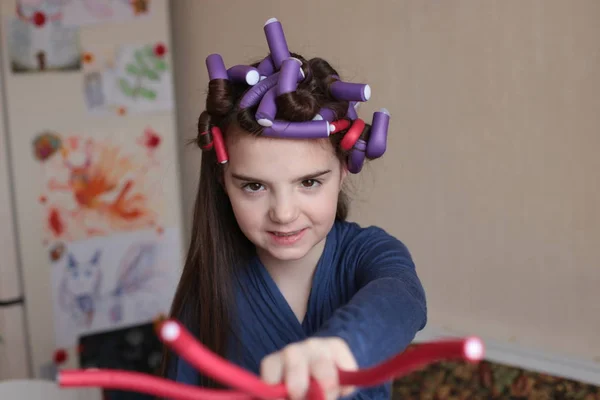 Schöne Fröhliche Mädchen Von Acht Jahren Dreht Lockenwickler Auf Langen — Stockfoto