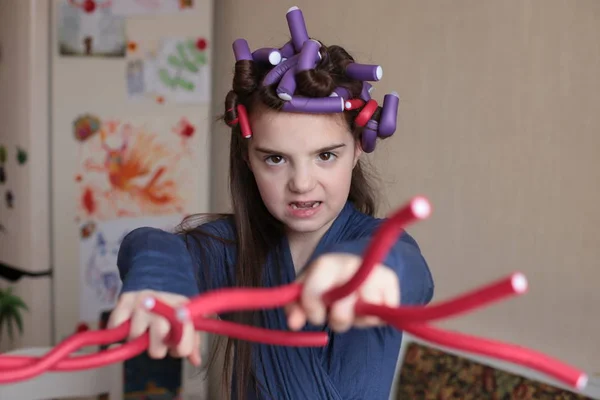 Mooi Vrolijk Meisje Van Acht Jaar Spins Krulspelden Lang Haar — Stockfoto