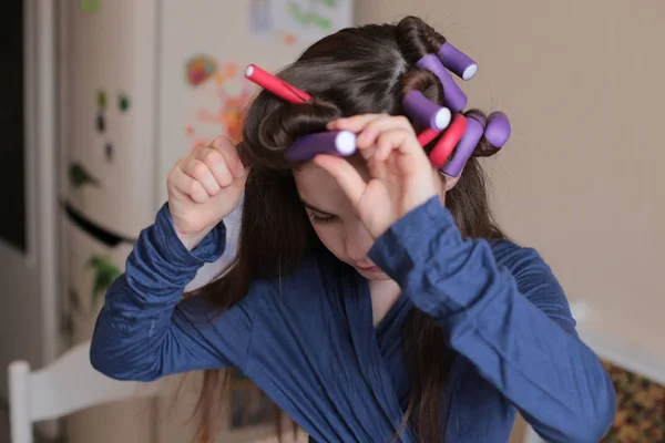 Krásná Veselá Dívka Osmi Let Točí Natáčky Dlouhé Vlasy — Stock fotografie