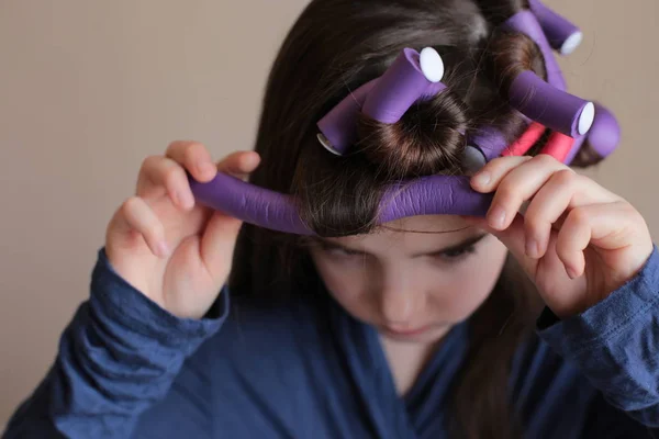 Mooi Vrolijk Meisje Van Acht Jaar Spins Krulspelden Lang Haar — Stockfoto