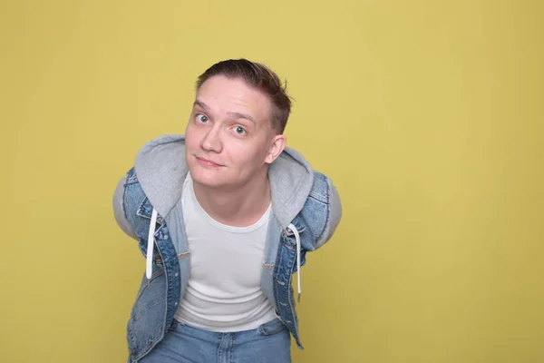 Stilvoller Cooler Emotionaler Typ Lässiger Jeans Kleidung Auf Leuchtend Gelbem — Stockfoto