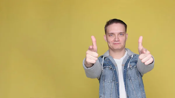 Stilvoller Cooler Emotionaler Typ Lässiger Jeans Kleidung Auf Leuchtend Gelbem — Stockfoto