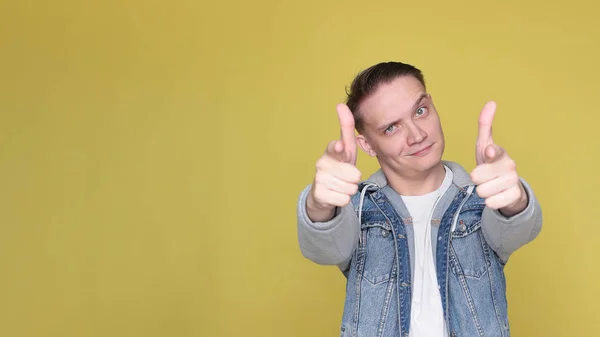 Snygg Cool Känslomässig Kille Denim Casual Kläder Ljust Gul Bakgrund — Stockfoto