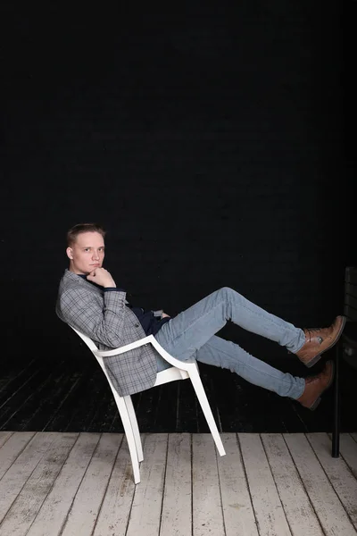 Retrato Emocional Elegante Jovem Uma Jaqueta Camisa Fundo Escuro — Fotografia de Stock