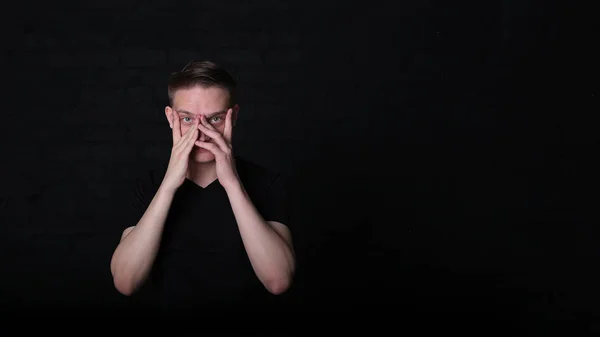 Retrato Emocional Legal Elegante Jovem Uma Camiseta Preta Camisa Fundo — Fotografia de Stock