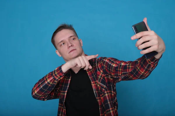 Porträt Emotionaler Stilvoller Junger Mann Schwarzem Shirt Und Kariertem Hemd — Stockfoto