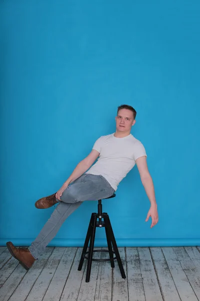 Retrato Elegante Jovem Bonito Engraçado Uma Camiseta Branca Excelente Humor — Fotografia de Stock