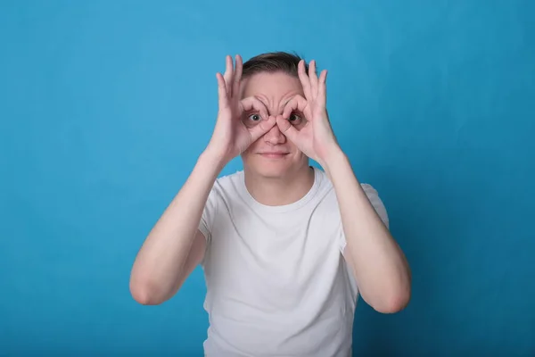 Modernes Porträt Emotionaler Stilvoller Junger Mann Weißem Shirt Auf Hellblauem — Stockfoto