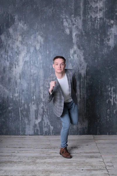 Retrato Interessante Jovem Elegante Emocional Elegante Uma Camiseta Branca Jaqueta — Fotografia de Stock