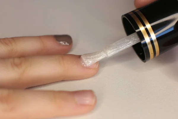 Manos Los Niños Pintar Las Uñas Con Barniz Macro Foto — Foto de Stock