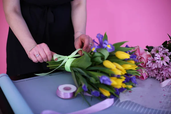 Les Mains Fille Recueillent Bouquet Fleurs Sur Fond Rose Vif — Photo