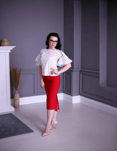 Retrato Mujer Bonita Con Clase Una Falda Roja Blusa Rayas — Foto de Stock