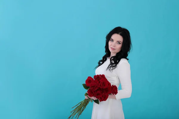 Mujer Treinta Años Con Pelo Negro Rizado Vestido Blanco Sobre —  Fotos de Stock