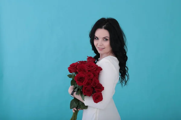 Mulher Trinta Anos Com Cabelo Preto Encaracolado Vestido Branco Fundo — Fotografia de Stock