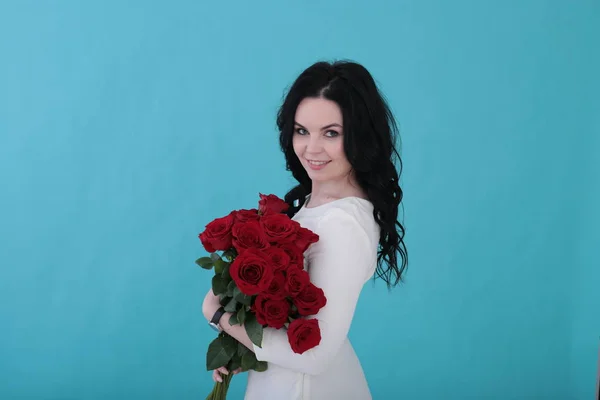 Mujer Treinta Años Con Pelo Negro Rizado Vestido Blanco Sobre —  Fotos de Stock