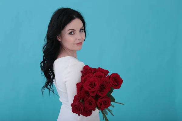 Mujer Treinta Años Con Pelo Negro Rizado Vestido Blanco Sobre —  Fotos de Stock