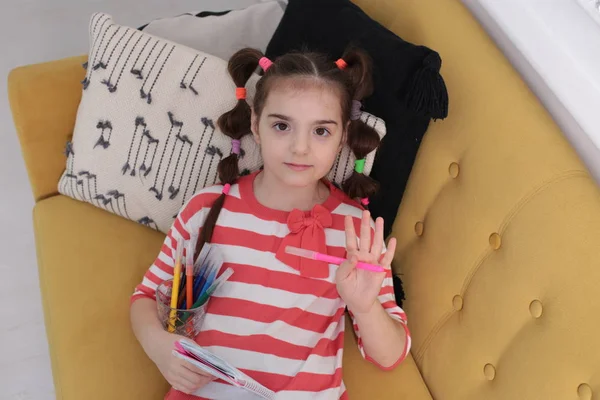 Uma Menina Oito Anos Idade Bom Humor Uma Camisola Listrada — Fotografia de Stock