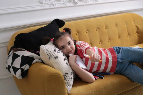 Ośmiolatka Dobrym Nastroju Swetrze Paski Śmieszną Fryzurą Siedzi Brązowej Kanapie — Zdjęcie stockowe