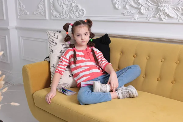 Uma Menina Oito Anos Idade Bom Humor Uma Camisola Listrada — Fotografia de Stock