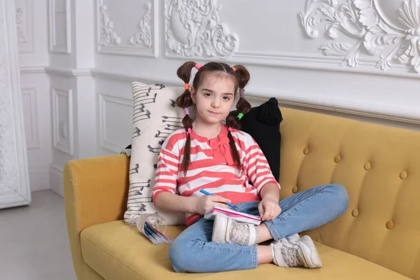 Uma Menina Oito Anos Idade Bom Humor Uma Camisola Listrada — Fotografia de Stock