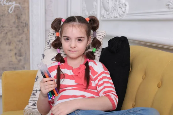 Uma Menina Oito Anos Idade Bom Humor Uma Camisola Listrada — Fotografia de Stock